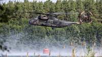 Helikopter Bell CH-53 juga dikerahkan untuk memadamkan kebakaran hutan di distrik Elbe-Elster. Jan Woitas/dpa via AP.