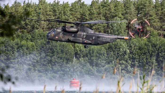 Gelombang panas juga melanda sebagian besar barat daya Eropa, salah satunya Jerman. Helikopter pun dikerahkan untuk memadamkan kobaran api.