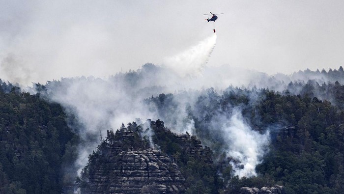 Helikopter Dikerahkan untuk Padamkan Kebakaran Hutan di Jerman Gelombang panas juga melanda sebagian besar barat daya Eropa, salah satunya Jerman. Helikopter pun dikerahkan untuk memadamkan kobaran api.