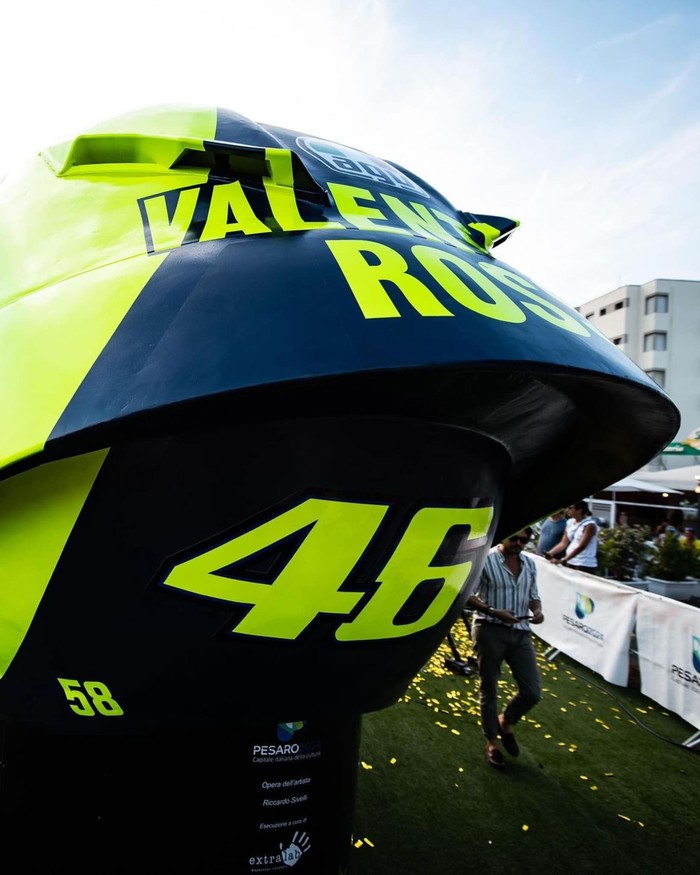 Helm raksasa Valentino Rossi