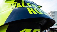 Bagian belakang helm nampak nomor 46 kebanggaan Rossi dan 58 milik Marco Simoncelli. Foto: Valentino Rossi VR46 Official