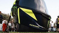 Helm raksasa itu ditempatkan di area luar Piazza DAnnunzio. Foto: Valentino Rossi VR46 Official