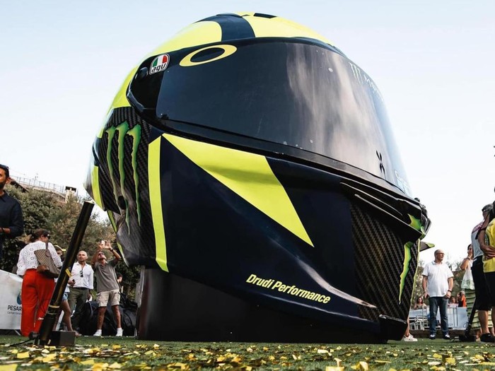 Helm raksasa Valentino Rossi