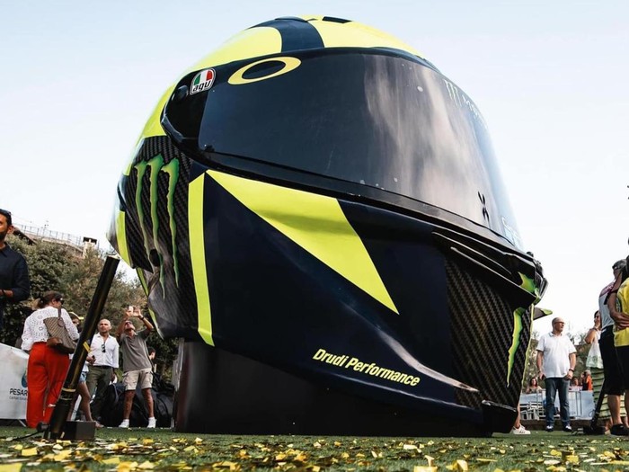 Helm raksasa Valentino Rossi Helm raksasa Valentino Rossi