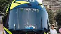 Valentino Rossi bersama instalasai helmnya dengan tema grafis yang mencerminkan ciri khasnya, Soleluna, atau matahari dan bulan. Foto: Valentino Rossi VR46 Official