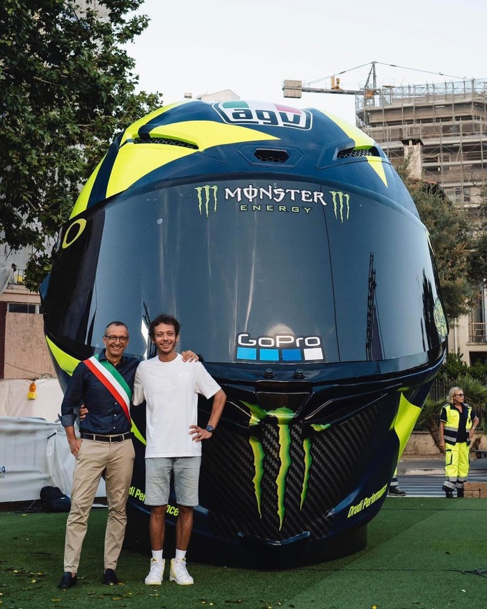 Helm raksasa Valentino Rossi Helm raksasa Valentino Rossi