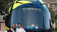 Valentino Rossi dan Wali Kota Pesaro berpose di depan replika helm berukuran tinggi 4 meter, lebar 6 meter, dan bobotnya 400 kilogram. Foto: Valentino Rossi VR46 Official