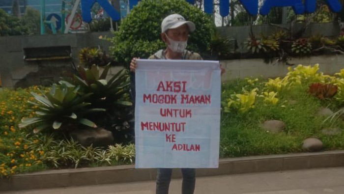 Heriyanto warga Ciamis, Jawa Barat menggelar aksi mogok makan di depan kantor Kemenaker