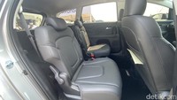 Di tipe Style dan Prime, pembeli Stargazer dapat memilih opsi Captain Seat untuk jok baris keduanya. Ini merupakan fitur yang tidak dimiliki pesaing Stargazer seperti Avanza, Xpander, Ertiga Foto: Muhammad Hafizh Gemilang