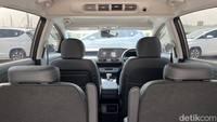 Dengan memilih captain seat, pemilik Stargazer kehilangan ruang untuk satu penumpang di tengah. Dalam versi jok standar, Stargazer harusnya bisa menampung total delapan orang dengan supir, namun dengan captain seat hanya tujuh orang dengan supir. Foto: Muhammad Hafizh Gemilang