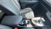 Hyundai Stargazer masih mengusung model rem tangan konvensional, belum elektrik layaknya Veloz dan Xpander Ultimate. Namun di tipe tertinggi ini, Stargazer sudah hadir dengan fitur pengecasan nirkabel. Foto: Muhammad Hafizh Gemilang