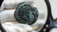 Koin tersebut memiliki penanggalan tahun delapan. Dengan kata lain, koin itu ditempa pada tahun kedelapan pemerintahan Antoninus Pius, sekitar 144 atau 145 M.  
