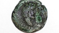 Sisi lainnya menunjukkan bahwa koin itu dicetak di bawah pemerintahan kaisar Romawi Antoninus Pius di Alexandria, Mesir.