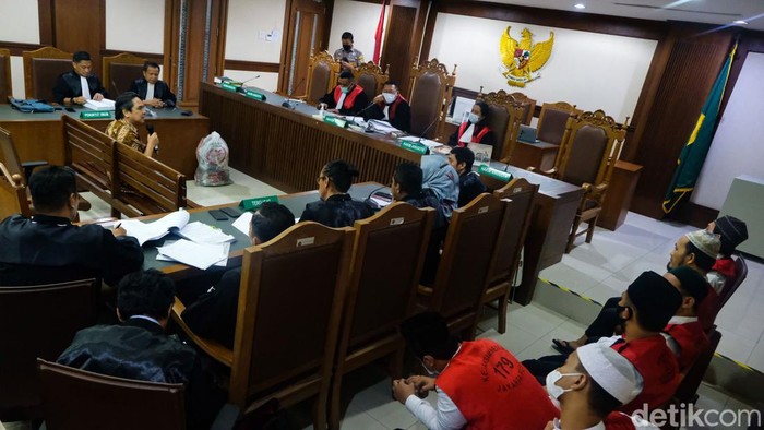 Jadi Saksi, Ade Armando Bicara Momen Dirinya Dikeroyok Ade Armando dihadirkan jaksa sebagai saksi sidang kasus pengeroyokan kepada dirinya di Pengadilan Negeri Jakarta Pusat (PN Jakpus). Ade Armando buka suara momen kejadian tersebut.