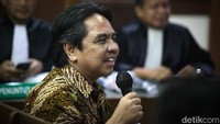 Ade Armando mengungkapkan, sekelompok orang yang kini jadi terdakwa ini mengatasnamakan solidaritas supporter salah satu klub sepakbola. 