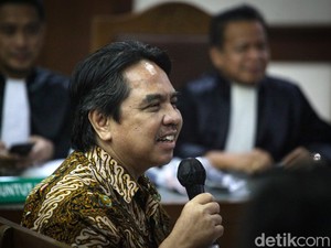 Cerita Ade Armando Sempat Dihampiri Emak-emak Sebelum Dikeroyok