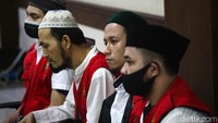 Total terdakwa dalam kasus ini berjumlah enam orang. Marcos Iswan dkk didakwa melakukan pengeroyokan hingga menyebabkan luka kepada Ade Armando. 