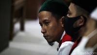 Para terdakwa mendengar kesaksian Ade Armando. Pengacara terdakwa juga mencecar Ade Armando soal pemicu dirinya dikeroyok terkait kasus penistaan agama. Tetapi hakim langsung menginterupsi. 