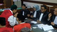 Jaksa mengatakan keenam terdakwa itu datang ke DPR RI untuk mengikuti aksi mahasiswa untuk menolak kenaikan harga BBM dan menolak masa jabatan presiden tiga periode. Jaksa mengatakan enam terdakwa itu berasal dari Partai Masyumi dan sudah saling mengenal.