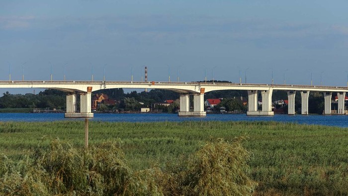 A view of the Antonivskyi bridge across Dnipro river in the Russia-controlled Kherson region of southern Ukraine, July 23, 2022.  REUTERS/Alexander Ermochenko