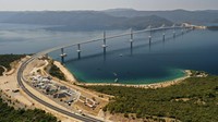 Terlihat jembatan Peljesac melengkung manis di atas laut Adriatik yang biru terhampar. Dalam pesan video yang ditayangkan pada upacara pembukaan, Perdana Menteri China Li Keqiang mengatakan jembatan itu tidak hanya menggambarkan hubungan persahabatan antara negaranya dan Kroasia, tetapi juga antara China dan Uni Eropa.