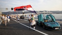 Kendaraan listrik dan pawai dilakukan di atas jembatan baru tersebut. Warga merayakan jembatan dengan berjalan kaki menjelang pembukaan, di bawah teriknya musim panas di sana. 