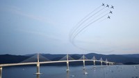 Pesta kembang api hingga atraksi jet militer mewarnai pembukaan resmi jembatan Peljesac. Jembatan yang menghubungkan dua bagian dari garis pantai Laut Adriatik negara itu sambil melewati sepotong kecil wilayah Bosnia.