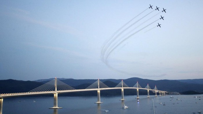Jembatan Buatan China di Kroasia Resmi Dibuka, Begini Penampakannya Fireworks illuminate skies over the newly built Peljesac Bridge in Komarna, southern Croatia, Tuesday, July 26, 2022. Croatia is marking the opening of a key and long-awaited bridge connecting two parts of the country's Adriatic Sea coastline while bypassing a small part of Bosnia's territory. (AP Photo)