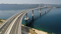 Begini penampakan jembatan Peljesac dilihat dari atas. Jembatan kabel yang elegan dengan enam tiang itu didanai oleh Uni Eropa dan dibangun oleh perusahaan China. Hal ini juga merupakan usaha yang langka di tengah kekhawatiran di Eropa atas upaya China untuk meningkatkan pengaruh ekonominya melalui investasi di bidang infrastruktur.