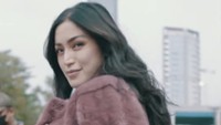 Jessica Iskandar berlenggak-lenggok di zebra cross yang menjadi area Citayam Fashion Week. Foto: YouTube Jessica Iskandar