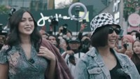 Aksi Jessica Iskandar dan Gisel kemudian mendapatkan hujatan karena dianggap mengganggu lalu lintas. Foto: YouTube Jessica Iskandar
