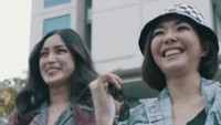 Bedanya, Jessica Iskanda darn Gisel datang dengan fokus membuat konten dengan catwalk di zebra cross. Foto: YouTube Jessica Iskandar