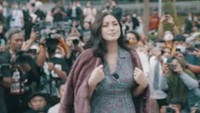 Sayangnya, aksi Jessica Iskandar catwalk di atas zebra cross dianggap mengganggu lalu lintas. Foto: YouTube Jessica Iskandar