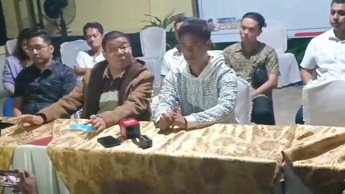 Johnson Panjaitan memberikan keterangan pers terkait proses autopsi ulang brigadir yoshua. (Ferdi/detikSumut)