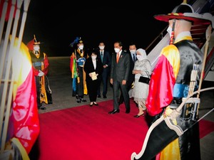 Jokowi dan Iriana Tiba di Seoul