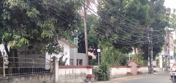 Kabel semrawut di Ciputat Timur setelah dirapikan.