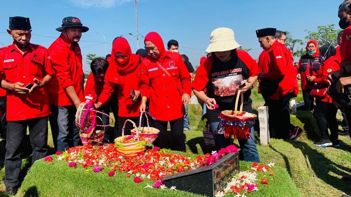 Kader-kader PDI Perjuangan Kota Surabaya mengenang 26 tahun tragedi kerusuhan 27 Juli 1996