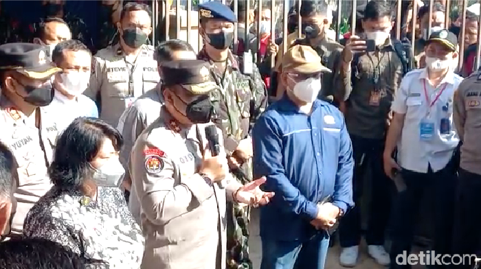 Kadiv Humas Polri Irjen Dedi Prasetyo didampingi Komisioner Komnas HAM Choirul Anam dan Komisioner Kompolnas Poengky Indarty memberi keterangan kepada media di RSUD Sungao Bahar, Muaro Jambi.