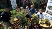 Hal ini dilakukan dalam rangka memperingati Hari Anak Nasional. Turut hadir Deputy Managing Director PT East West Seed Indonesia (Ewindo), Afrizal Gindow, Commercial Director Ewindo Ganesh Pramugar didampingi Kepala Sekolah SLB G Yayasan Bhakti Mitra Utama (YBMU) Gaos Haeruman bersama siswa berkebutuhan khusus memanen sayuran hidroponik di area SLB G YBMU di Baleendah, Bandung, Jawa Barat.