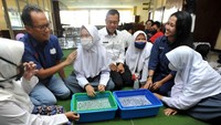 Para siswa berkebutuhan khusus ini turut memanen sayuran Selada Pesona dan Almira yang ditanam di area SLB G YBMU kawasan Baleendah, Bandung, Jawa Barat, Rabu (27/7/2022).