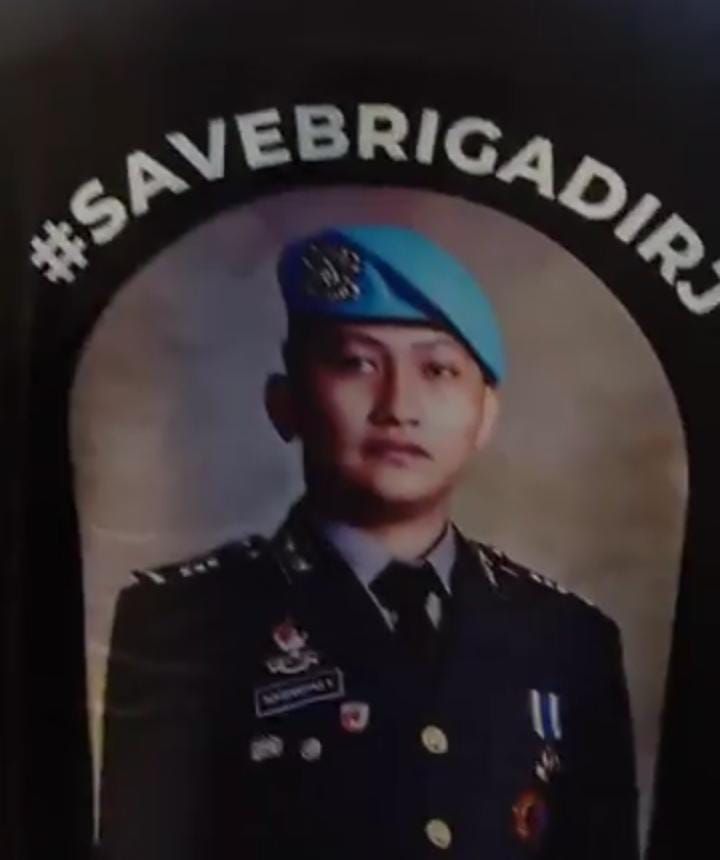 Keluarga memakai kaos berwarna hitam bertuliskan #SAVEBRIGADIRJ saat proses autopsi ulang dan pemakaman. (foto: istimewa)