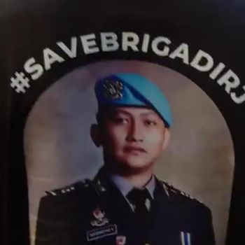 Keluarga memakai kaos berwarna hitam bertuliskan #SAVEBRIGADIRJ saat proses autopsi ulang dan pemakaman. (foto: istimewa)