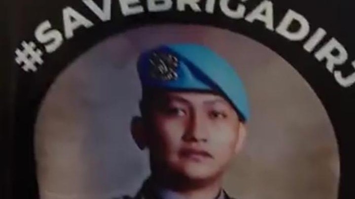 Kaos Brigadir J Keluarga memakai kaos berwarna hitam bertuliskan #SAVEBRIGADIRJ saat proses autopsi ulang dan pemakaman. (foto: istimewa)