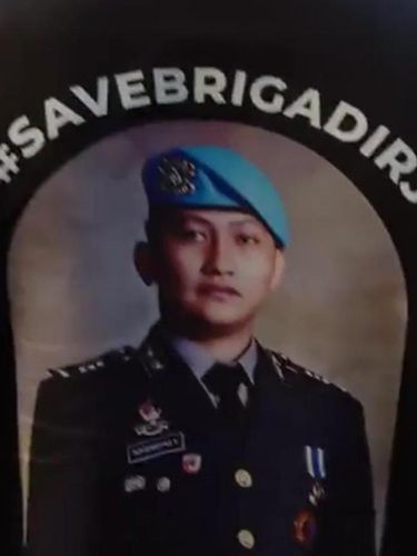 Keluarga memakai kaos berwarna hitam bertuliskan #SAVEBRIGADIRJ saat proses autopsi ulang dan pemakaman. (foto: istimewa)