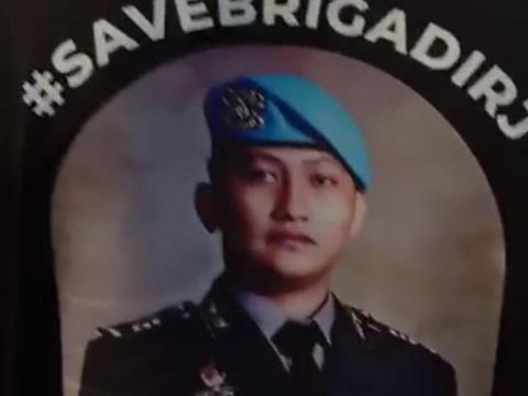 Keluarga memakai kaos berwarna hitam bertuliskan #SAVEBRIGADIRJ saat proses autopsi ulang dan pemakaman. (foto: istimewa)