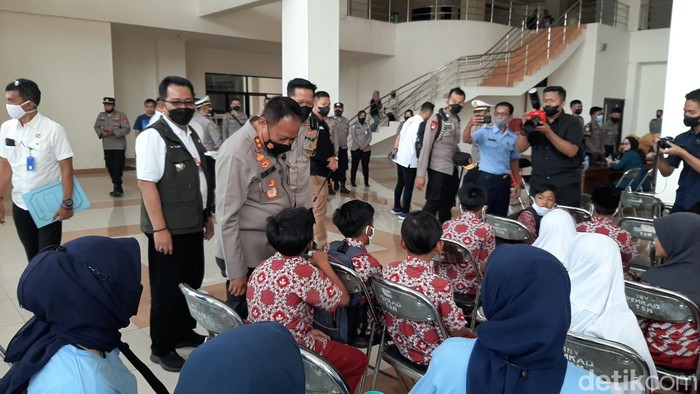 Kapolda Jabar Irjen Pol Suntana saat meninjau vaksinasi booster di Tasikmalaya.