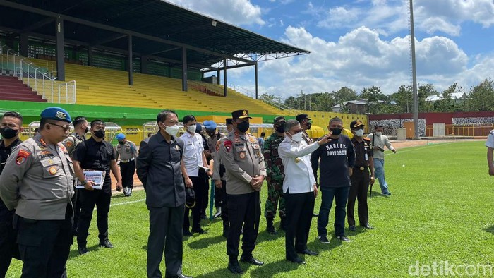 Kapolda Sulsel, Irjen Nana Sudjana bersama Wali Kota Parepare, Taufan Pawe mengecek Stadion Gelora BJ Habibie.