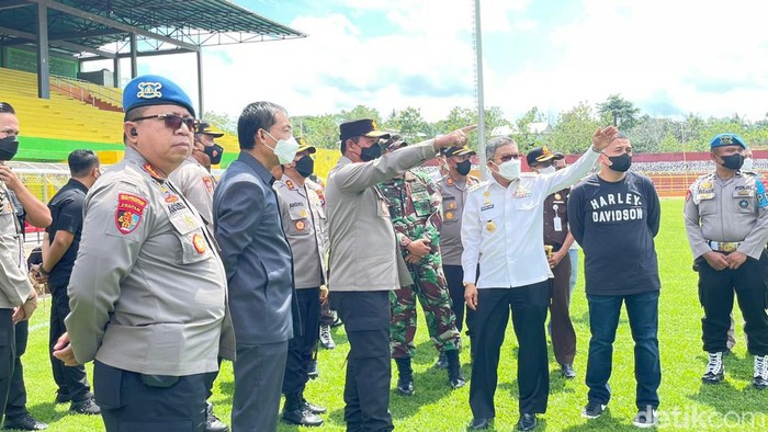 Kapolda Sulsel Irjen Nana Sudjana memantau persiapan laga PSM Makassar Vs Bali United di Stadion Gelora BJ Habibie Parepare.