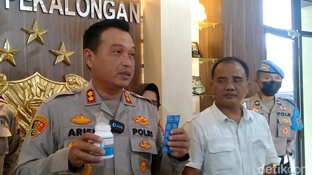 Kapolres Pekalongan AKBP Arief Fajar Satria menunjukkan barang bukti obat terlarang, Rabu (27/7/2022).