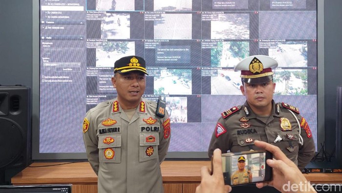 Kapolresta Kombes M. Eka Faturrahman saat memaparkan ETLE di TMC Polresta Kendari.